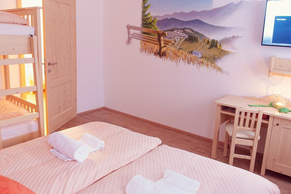Guesthouse Macesen Spodnja Sorica Rum bild